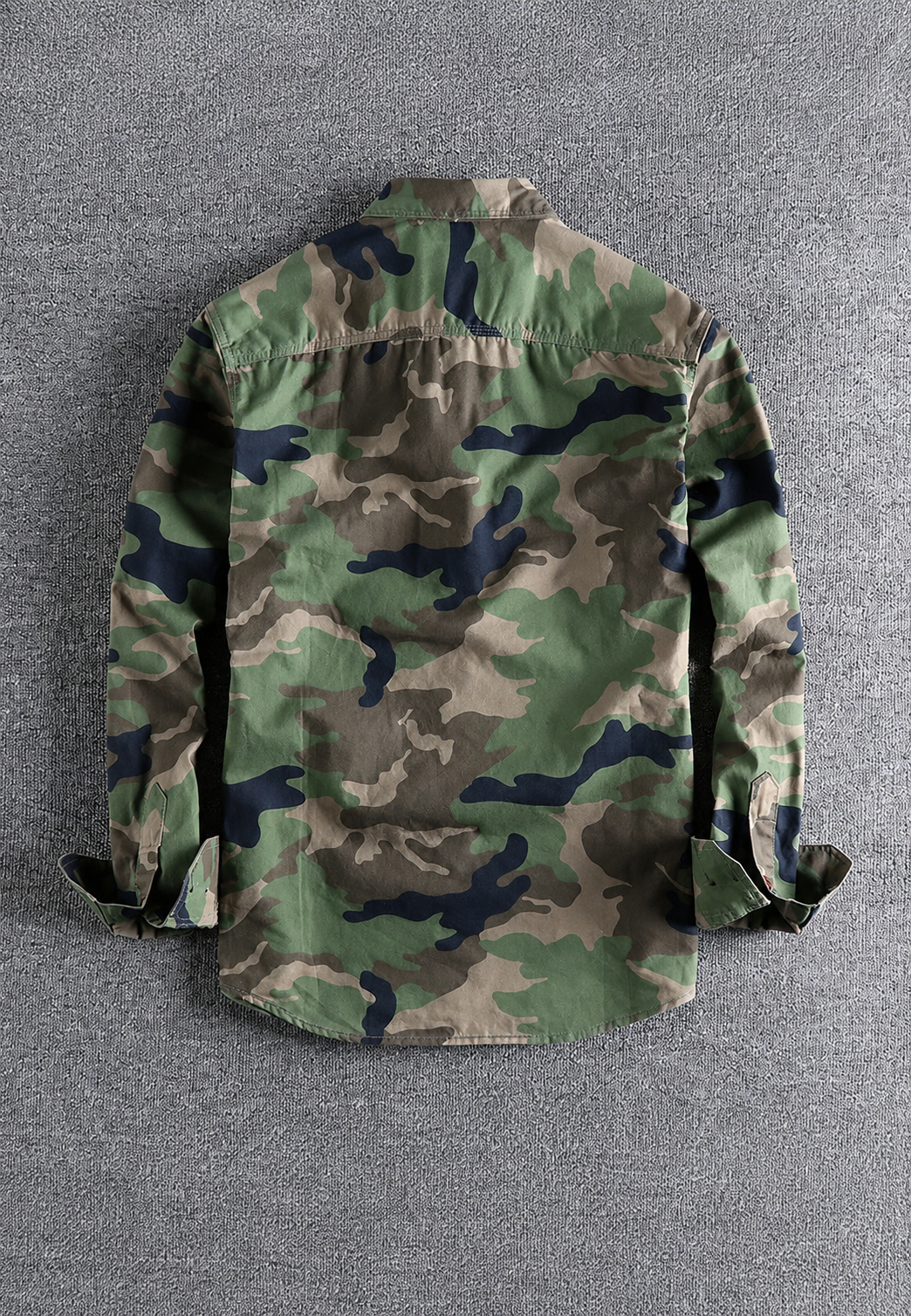 Mode masculine: chemise camouflage à manches longues pour homme, motif militaire classique, coupe confortable automnale.