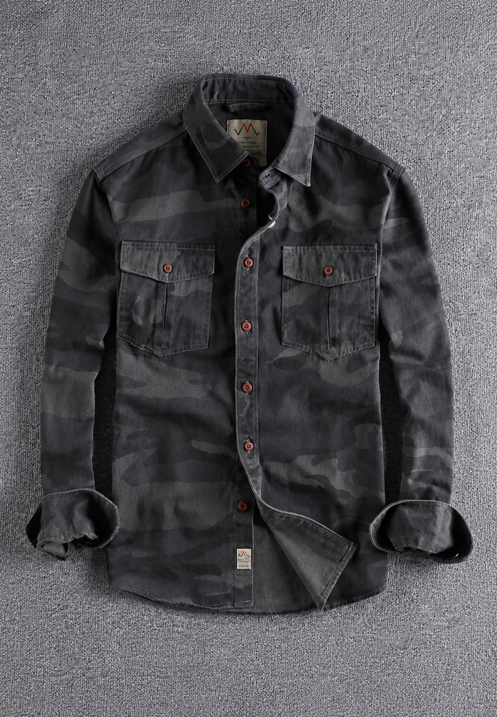 Chemise camouflage homme tendance, saison automne, manches longues, tissu résistant, poche poitrine, look urbain décontracté.