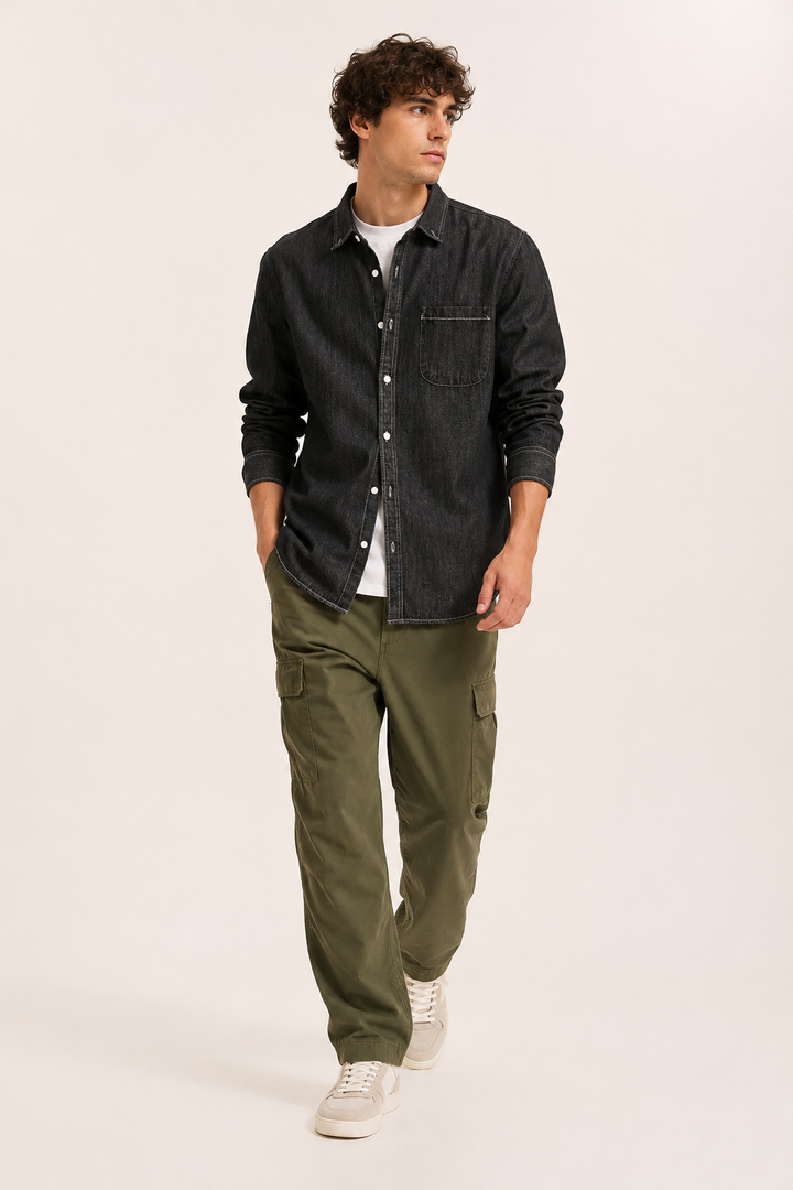 Chemise homme élégante et décontractée, à manches longues avec poche. Idéale pour un confort quotidien et look tendance.