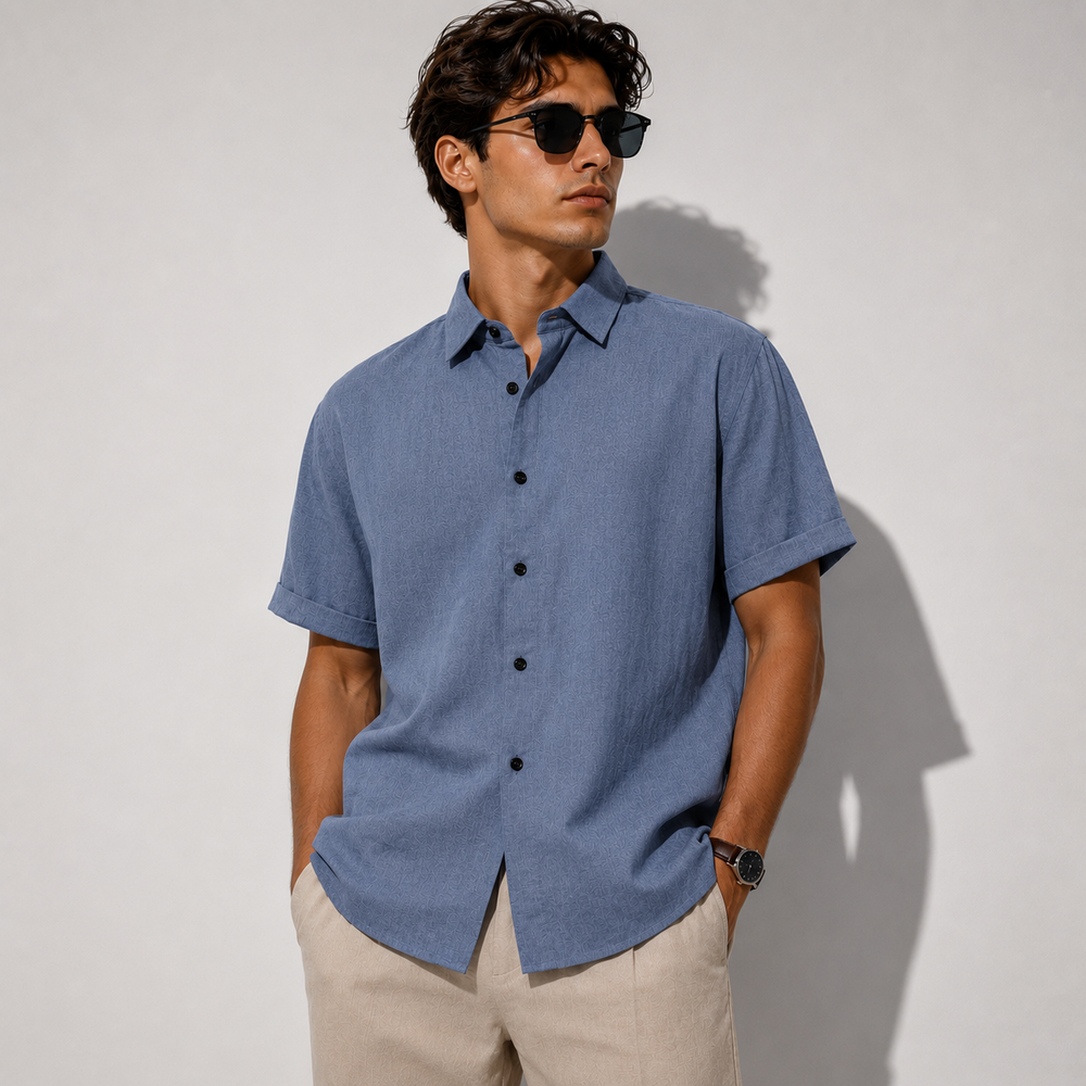 Chemise homme ajustée unie manches courtes, parfaite pour un look casual chic d'été. Boutonnée et moderne.