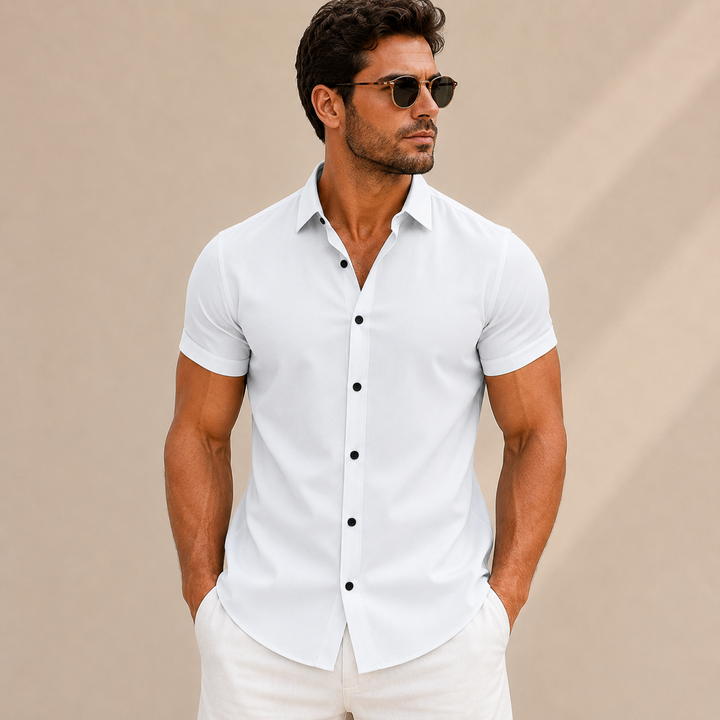 Chemise homme unie élégante slim fit à manches courtes pour l'été, style moderne et col italien.