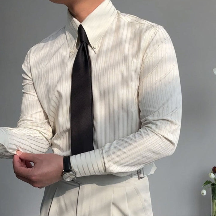 Chemise homme à rayures texturées, manches longues. Idéale pour un look élégant et décontracté en automne.