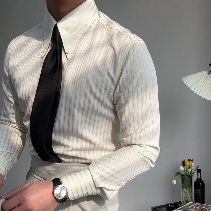 Chemise homme polyvalente à rayures texturées, col boutonné et manches longues. Parfaite pour la mode masculine.