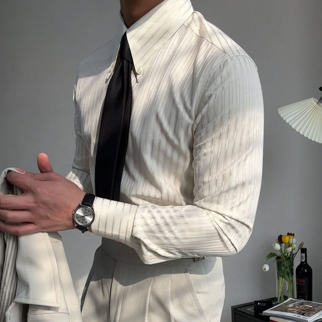 Homme portant une chemise élégante à rayures texturées, manches longues. Un indispensable mode pour l'automne.
