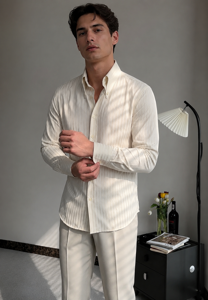 Chemise homme élégante à rayures texturées, manches longues, col boutonné. Style polyvalent mode automne.