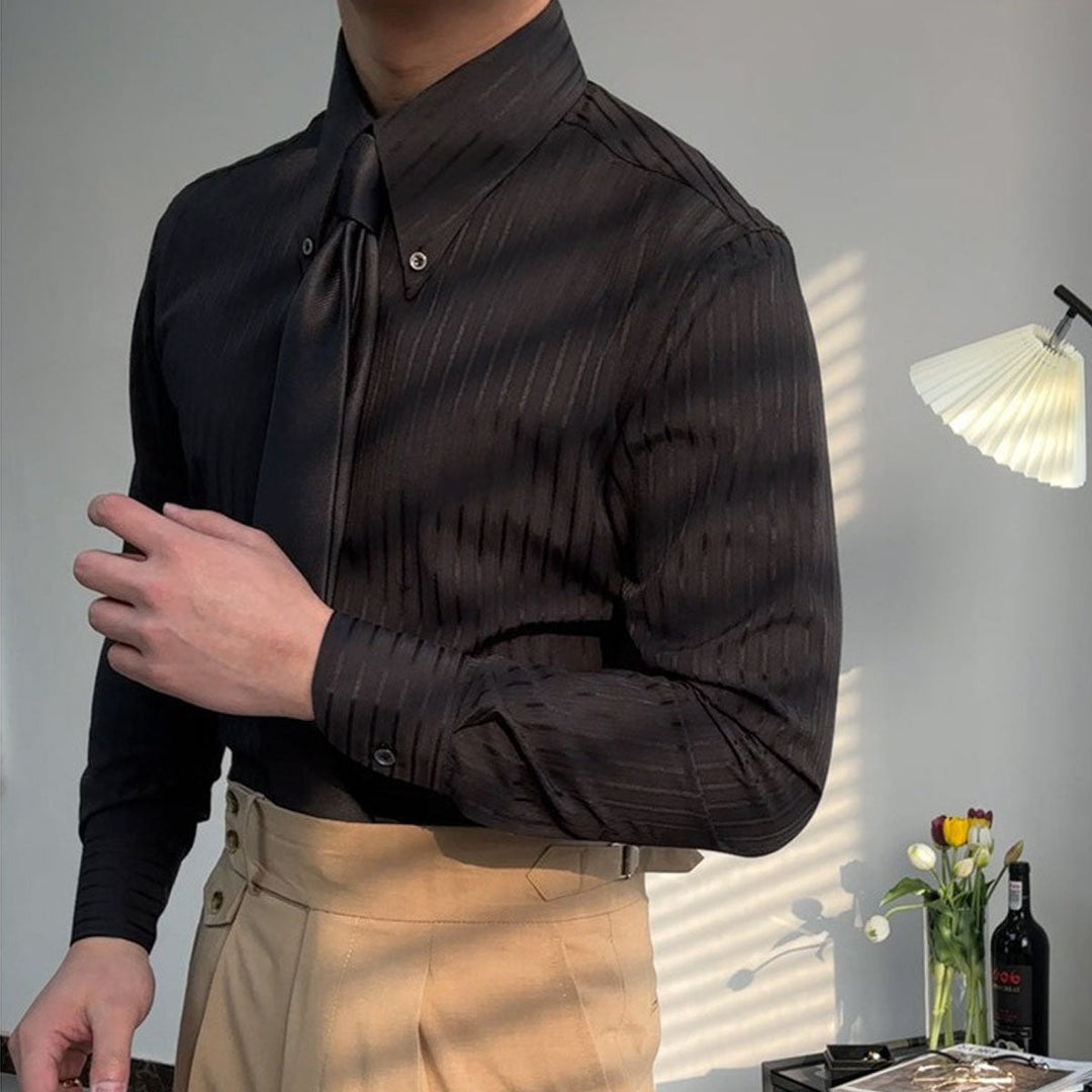 Chemise homme élégante à rayures texturées, manches longues. Look moderne et décontracté pour l'automne.