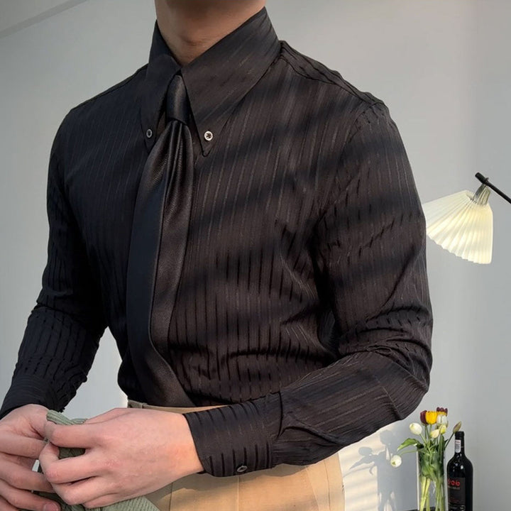 Détail matière de la chemise homme texturée à rayures fines. Confort et élégance pour un style polyvalent.