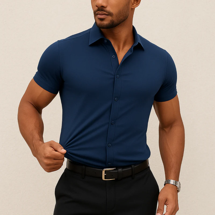 Chemise unie homme slim fit à manches courtes, boutonnée, un incontournable élégant pour l'été.