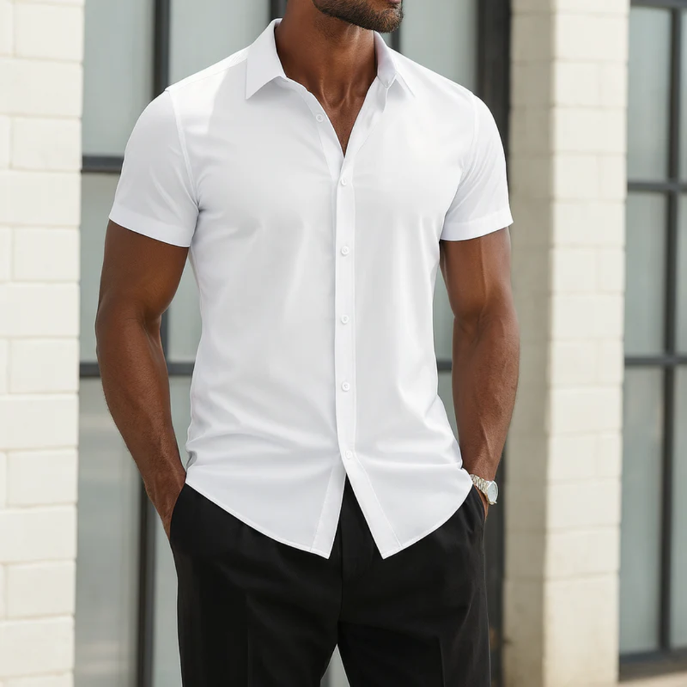 Chemise boutonnée homme, unie et décontractée, parfaite pour les loisirs d'été et les vacances.