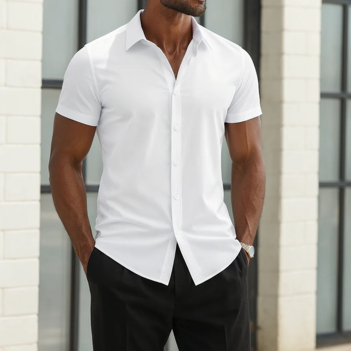 Chemise boutonnée homme, unie et décontractée, parfaite pour les loisirs d'été et les vacances.