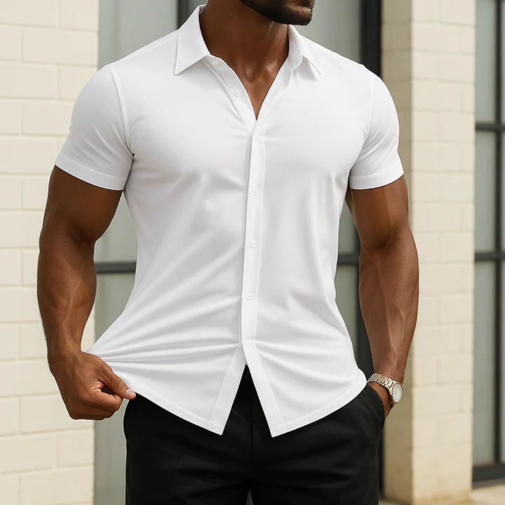 Élégante chemise unie homme à manches courtes, coupe ajustée, pour un look moderne et léger en été.
