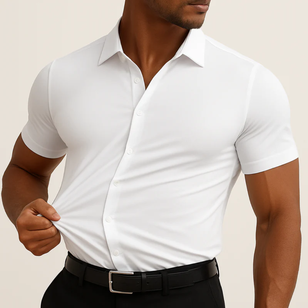 Chemise homme unie à manches courtes, coupe slim fit élégante, idéale pour un style décontracté en été.