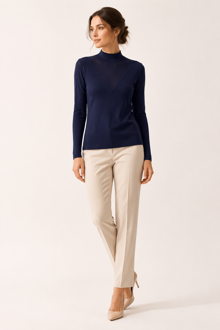 Femme portant un t-shirt moulant à col montant, détail V moderne. Idéal pour un look élégant et confortable.