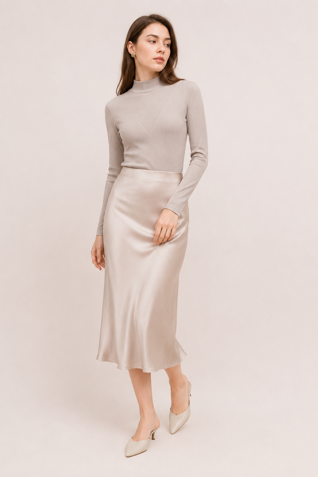 T-shirt femme élégant pour automne/hiver, coupe ajustée, col montant court et détail V raffiné. Manches longues.