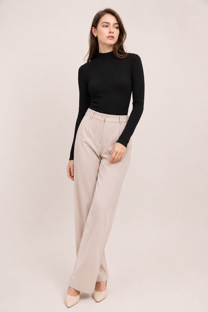T-shirt moulant femme chic avec col montant court et détail V subtil, soulignant la silhouette. Manches longues.