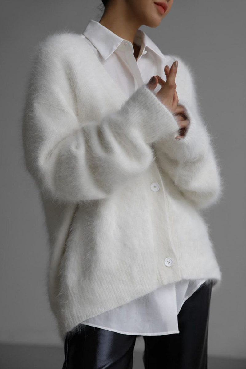 Détail col V et boutons du cardigan doux pour femmes, coupe ample, confort hiver.