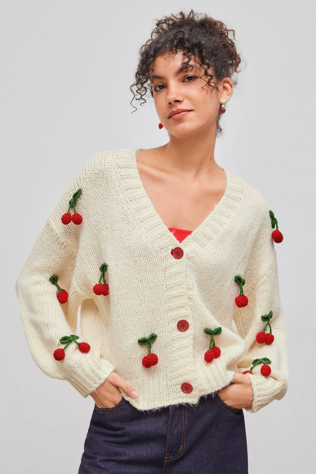Cardigan ample femme, col V, brodé de cerises. Pull décontracté idéal pour l'automne. Confortable et stylé.