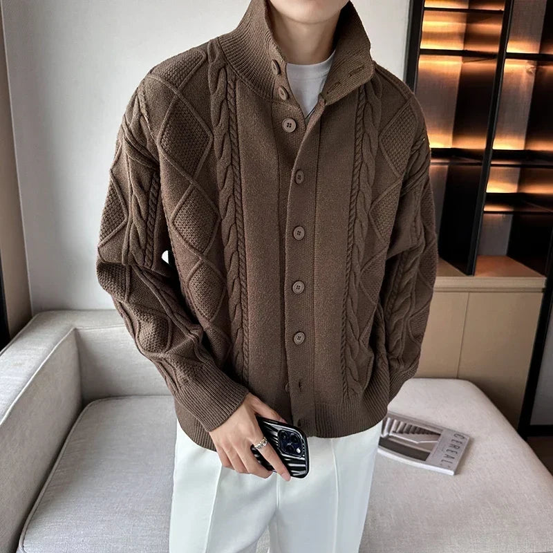 Cardigan homme tricoté en maille torsadée avec col montant, parfait pour l'automne-hiver.