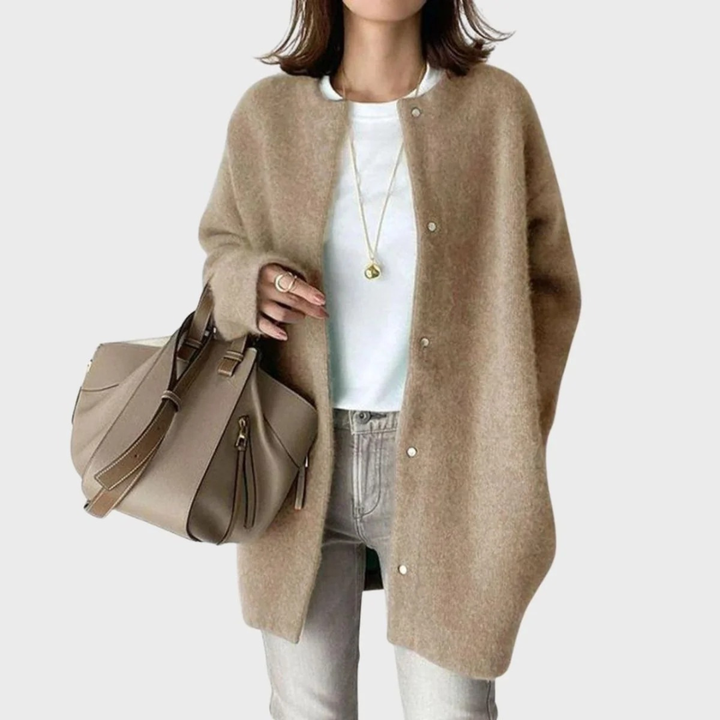 Cardigan femme oversize bordeaux, coupe longue décontractée pour un confort optimal et un style moderne automnal.