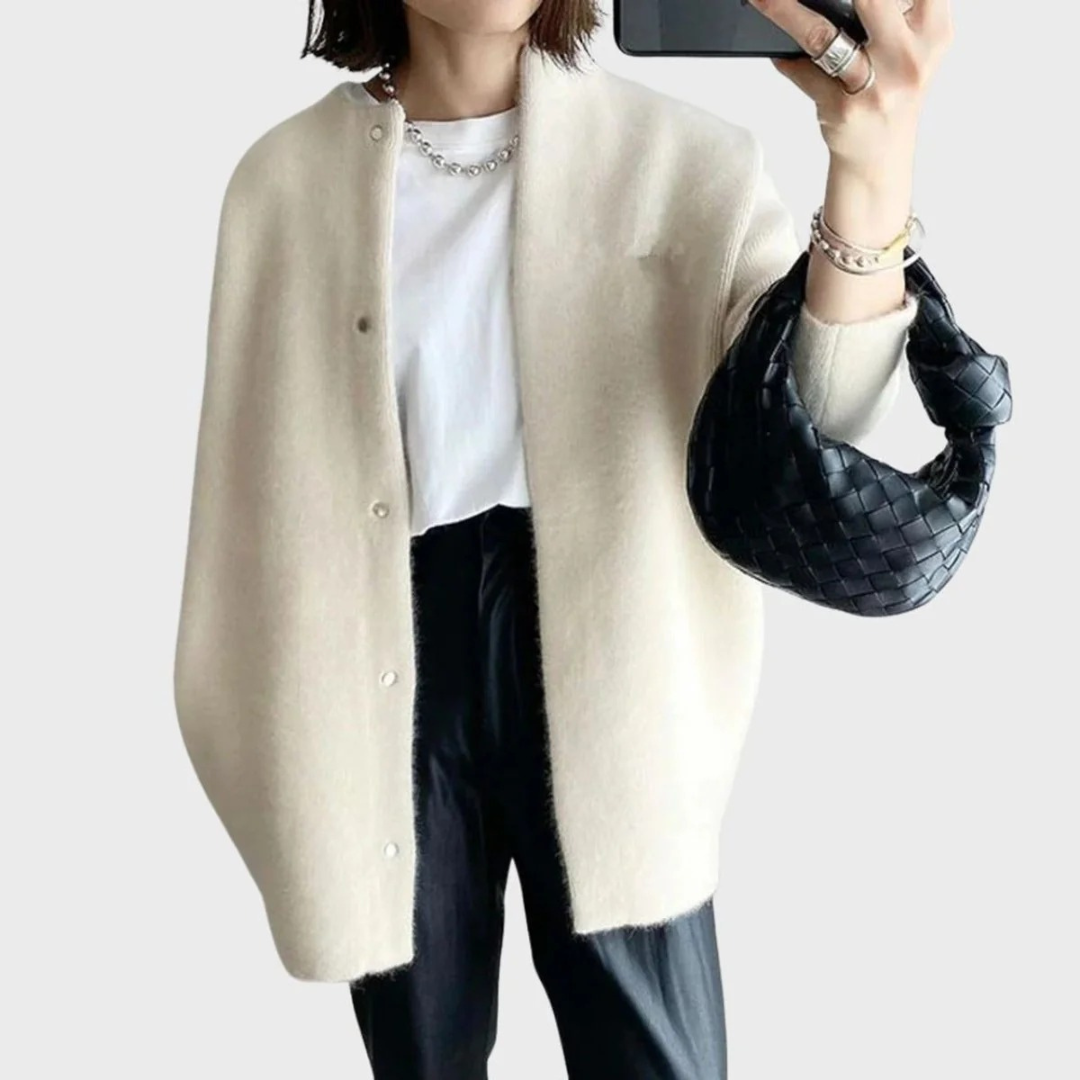 Détail d'un cardigan long femme oversize noir, tricot confortable et décontracté avec de grands boutons apparents.