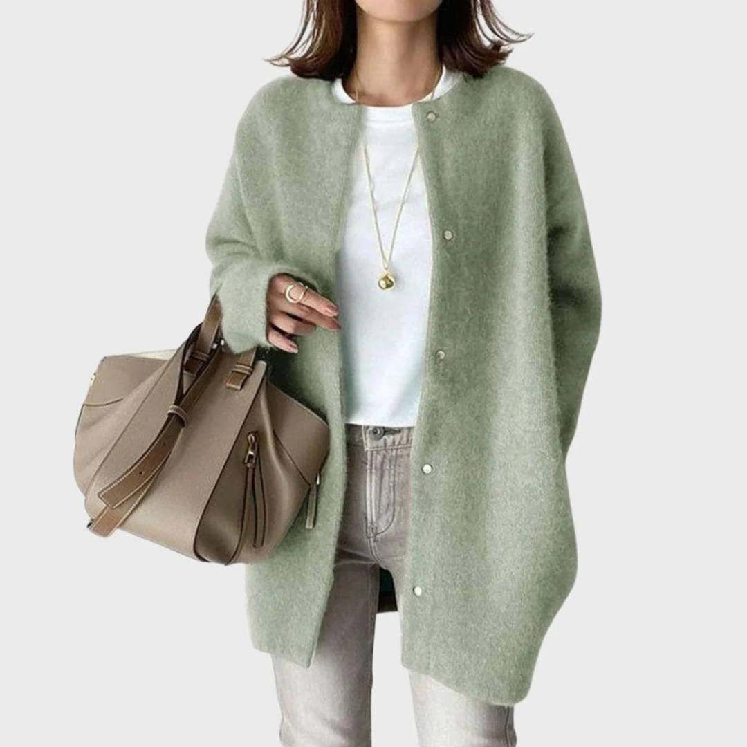 Cardigan long oversize femme beige avec boutons, style décontracté et confortable pour l'automne.