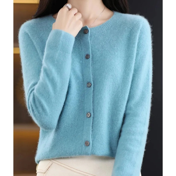Cardigan polyvalent femme, col rond, boutons, pour superposition élégante et chic.