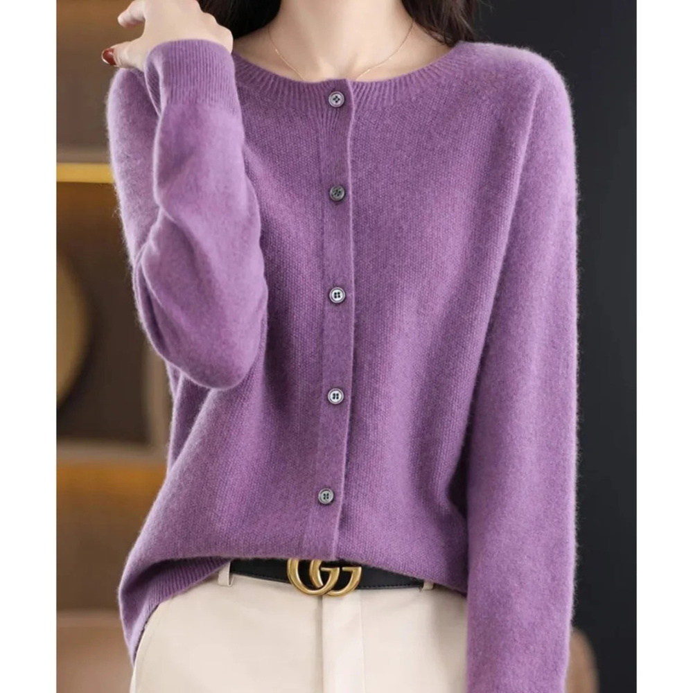 Élégant cardigan femme à col rond, boutons, parfait pour un look chic décontracté en automne.
