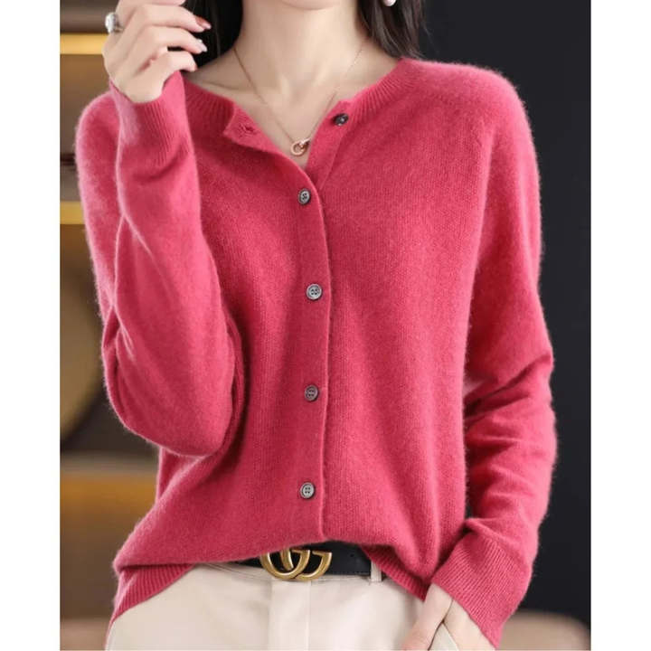 Cardigan chic femme à col rond et boutons, mode automne confortable et tendance.