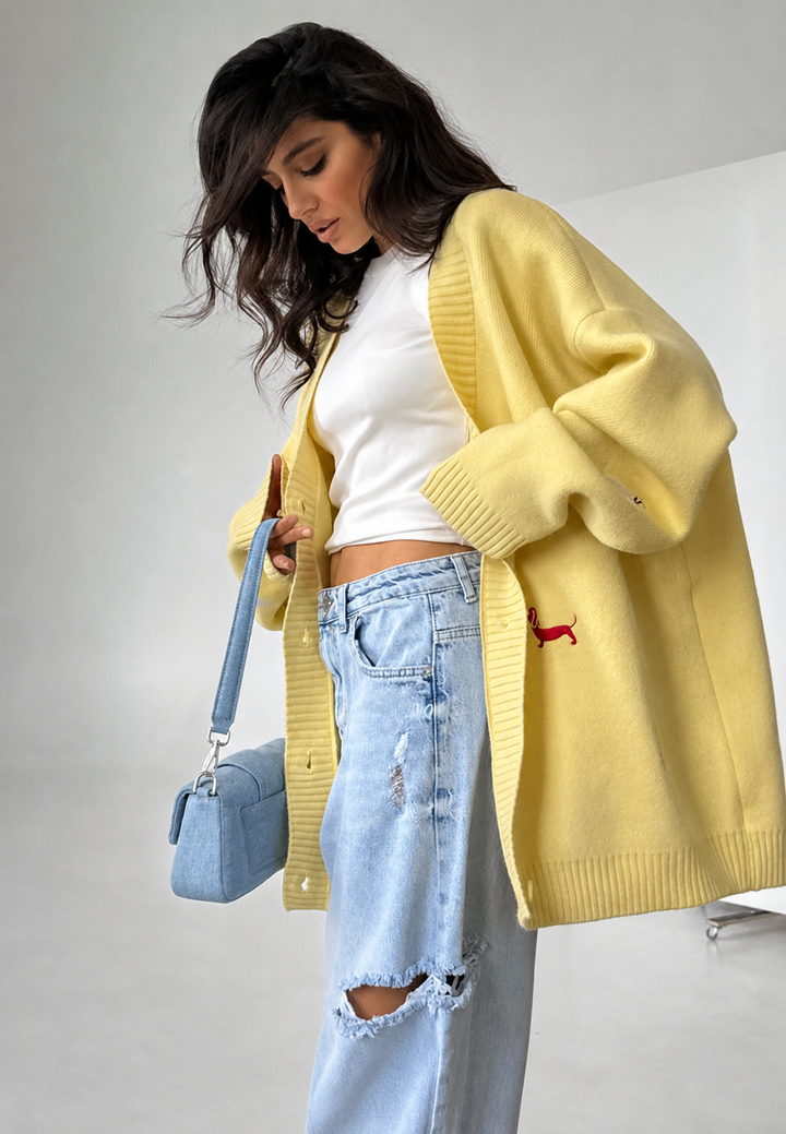 Cardigan femme oversize élégant et confortable, orné d'un motif teckel distinctif, un incontournable pour l'automne.