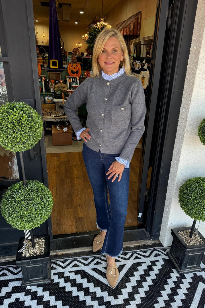 Cardigan femme chic noir, col rond et boutons dorés. Parfait pour l'automne, élégant et décontracté.