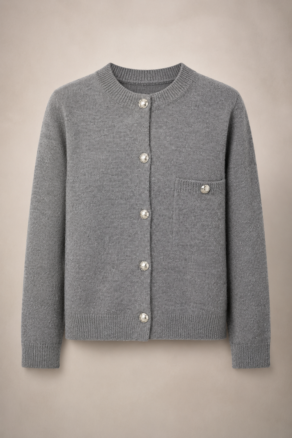 Cardigan femme chic et moderne à col rond, avec boutons décoratifs. Idéal pour les tenues d'automne élégantes.
