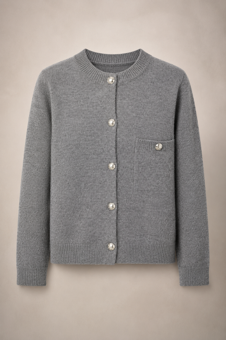 Cardigan femme chic et moderne à col rond, avec boutons décoratifs. Idéal pour les tenues d'automne élégantes.