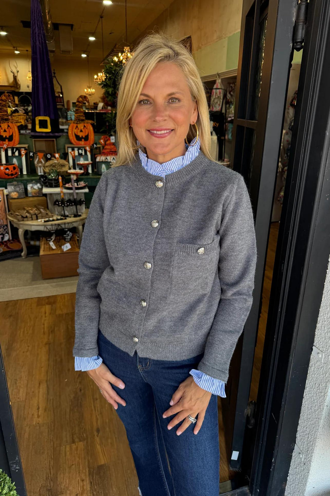 Cardigan femme élégant à col rond et boutons décoratifs. Idéal pour une tenue chic d'automne ou décontractée.