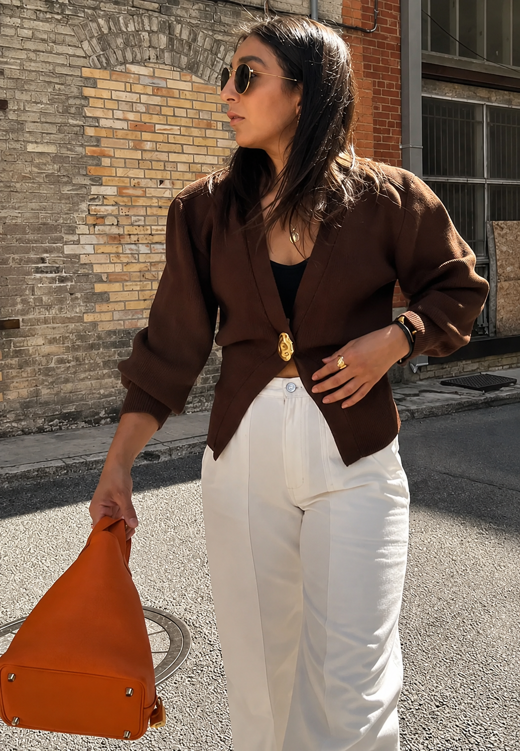 Cardigan femme à manches longues, col V et boutons bijoux. Idéal pour tenue décontractée ou look élégant.