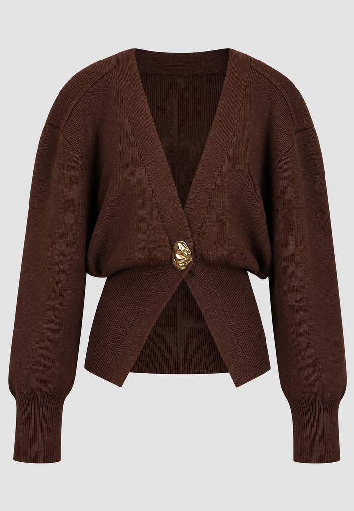 Cardigan femme chic, col V et taille cintrée. Détail bouton bijou, pull léger parfait pour toute occasion.