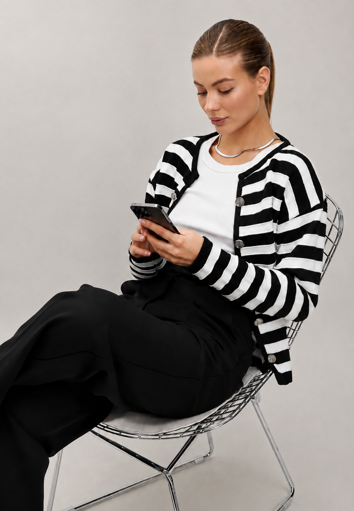 Vêtement femme : cardigan à rayures noir et blanc, manches longues. Idéal pour superpositions. Boutons métal.
