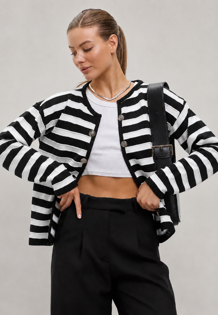 Cardigan femme élégant à rayures bicolores noir & blanc, manches longues. Parfait pour la mode automne.