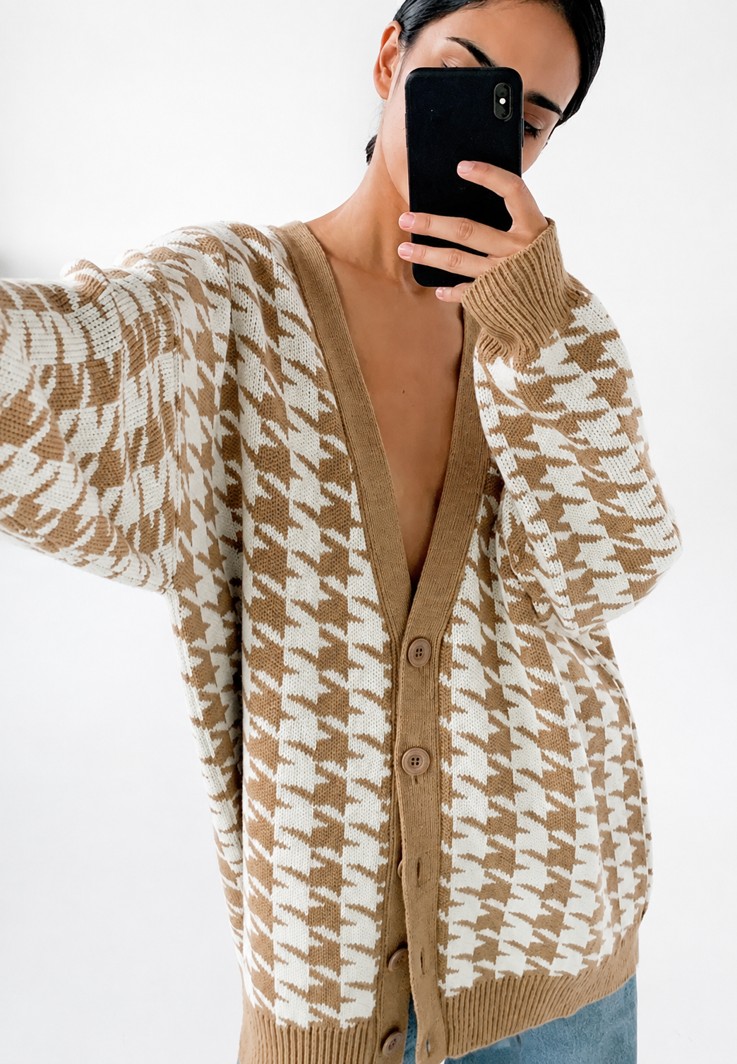Élégant cardigan oversize pour femme avec un imprimé unique, coupe décontractée et confortable.