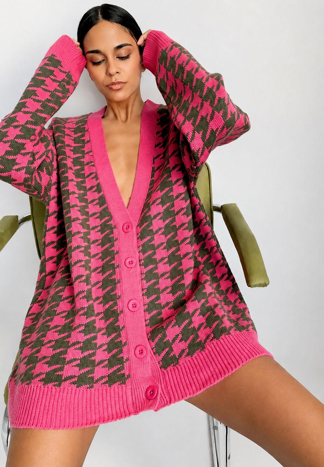 Cardigan femme imprimé unique, coupe oversize et confortable, parfait pour un style décontracté chic.