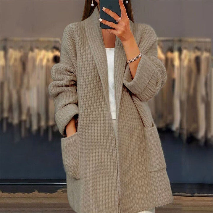 Cardigan femme oversize ouvert beige, élégant et décontracté. Idéal pour un look chic et confortable automne/hiver.