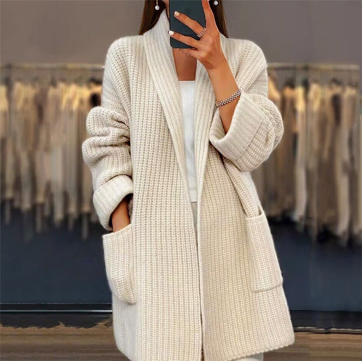 Gilet long oversize kaki pour femme, doux et polyvalent. Un essentiel mode féminine pour l'automne hiver.