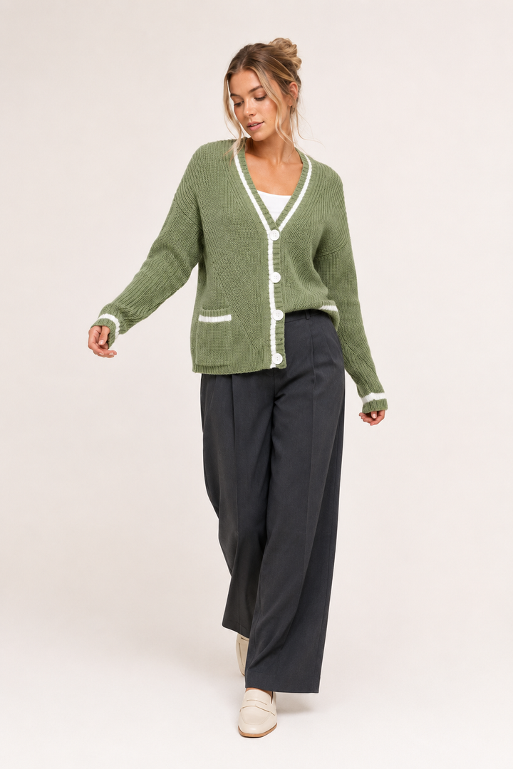 Cardigan femme oversize et confortable, col V, boutons. Parfait pour une mode automne élégante et décontractée.