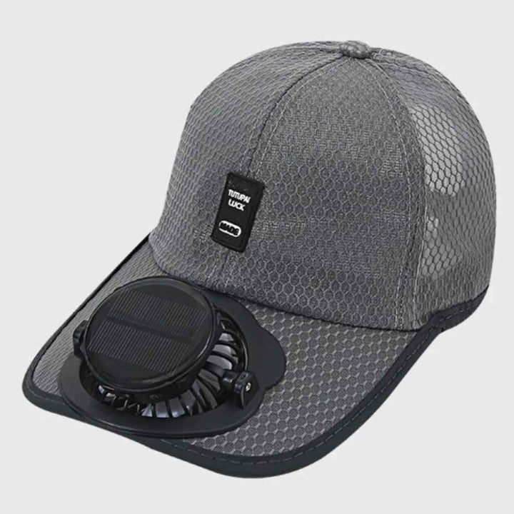 Chapeau de sport rechargeable avec ventilateur, offrant fraîcheur et protection UV pour activités extérieures.