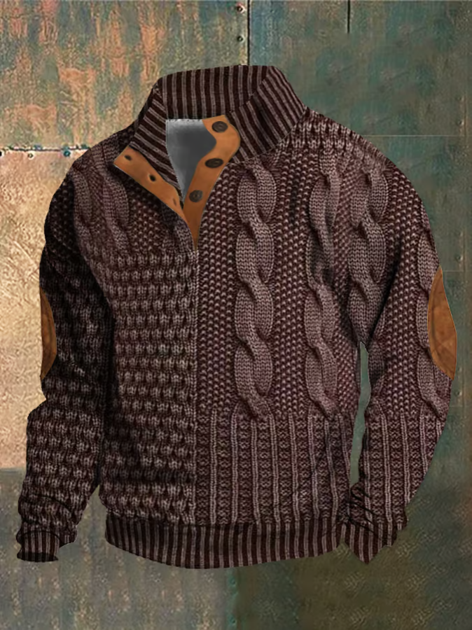 Modèle portant un pull homme à torsades, col montant boutonné. Confortable, élégant, mode masculine automne.