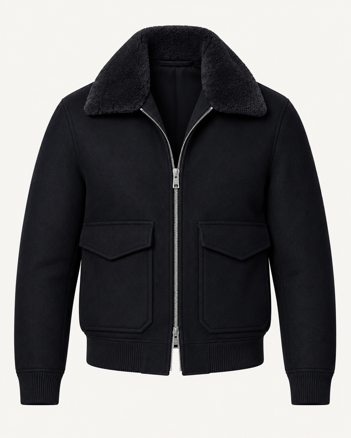 Bomber homme noir élégant avec col confortable, coupe courte. Blouson parfait pour mode masculine automne/hiver.