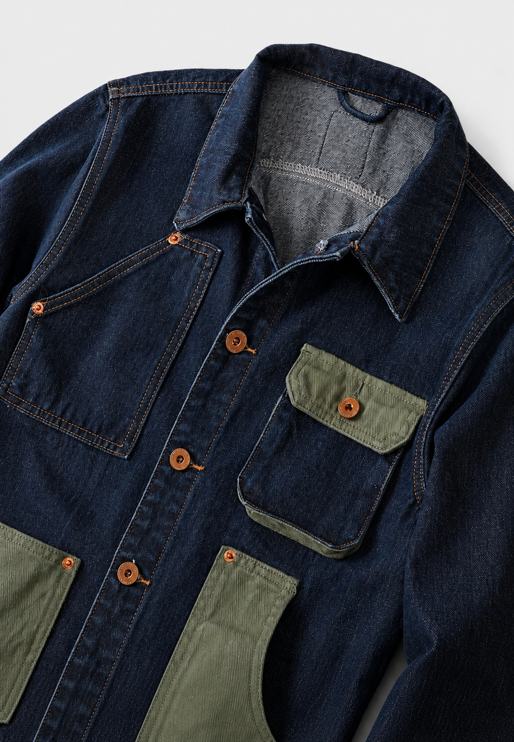 Veste en jean homme bleu marine à multi-poches, parfaite pour la mi-saison. Style décontracté et moderne.