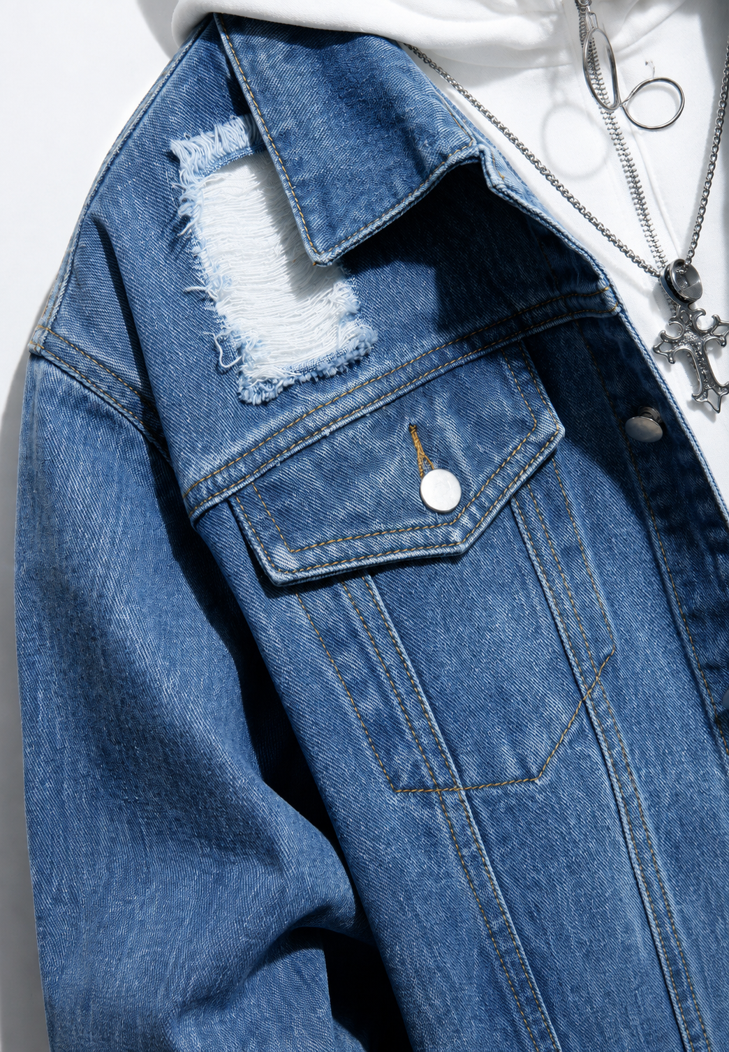 Tendance mode masculine: veste en jean homme délavée et déchirée, blouson casual chic.