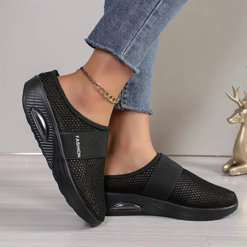 Chaussons de marche unisexe portés, confortables et légers, parfaits pour le soutien quotidien.