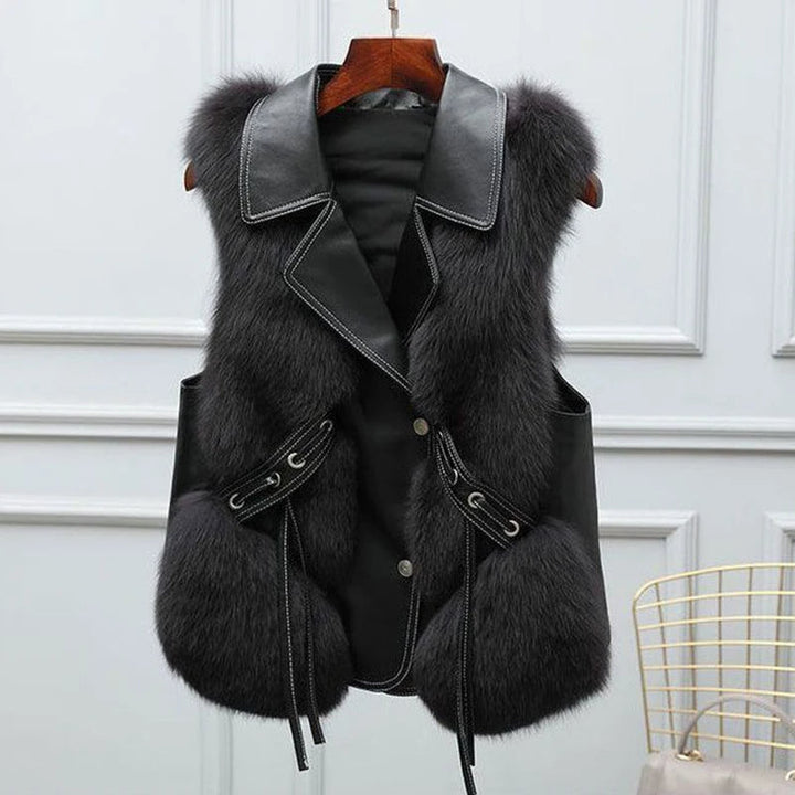 Gilet femme tendance en fausse fourrure, ajustable, un essentiel chic pour toute garde-robe mode hiver.