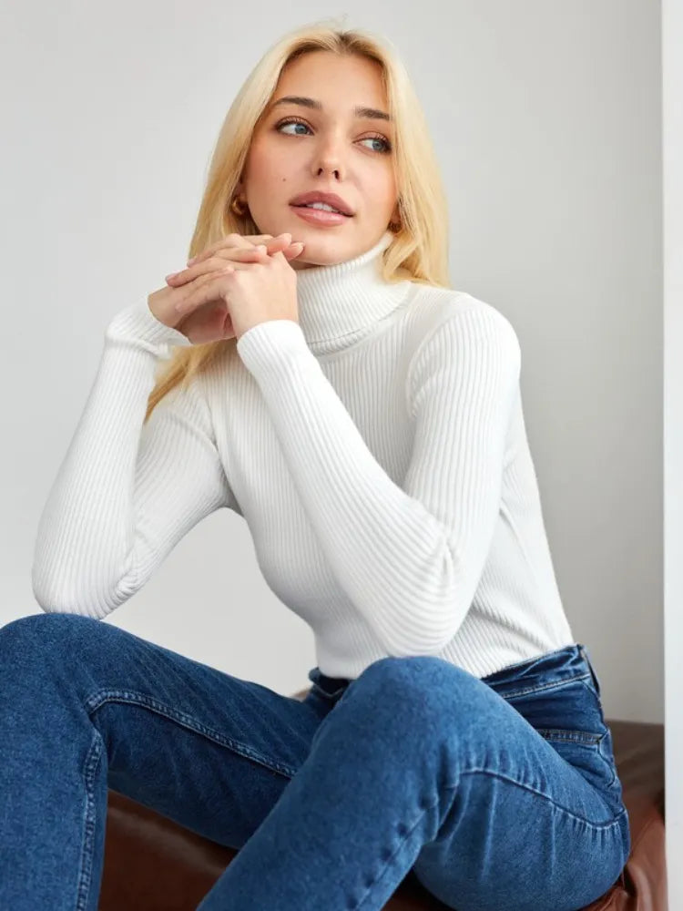 Pull col roulé blanc femme, tricot fin, une pièce mode féminine essentielle pour l'automne-hiver.